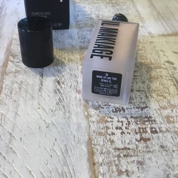 IL MAKIAGE Woke Up Like This Foundation in Black Packaging - Picture 7 of 7